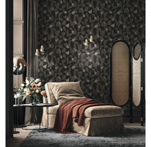 Wohnzimmer mit Liege, Raumteiler und geometrischer Tapete