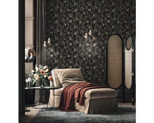 Wohnzimmer mit Liege, Raumteiler und geometrischer Tapete
