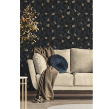 Wohnzimmer mit gemusterter Tapete, Sofa und Dekorationen für eine stilvolle Atmosphäre