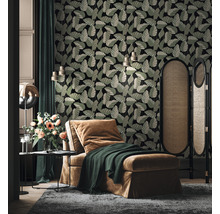 Wohnzimmer mit Liege, Raumteiler und blättriger Tapete