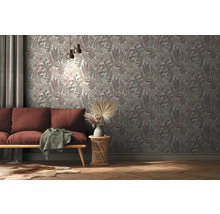Wohnzimmer mit floral gemusterter Tapete, Sofa und Beistelltisch