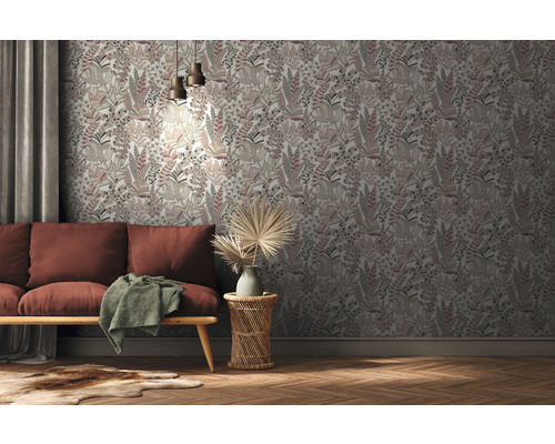 Wohnzimmer mit floral gemusterter Tapete, Sofa und Beistelltisch