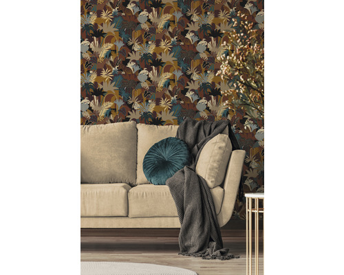 Scène avec canapé et papier peint jungle à motifs dans un intérieur