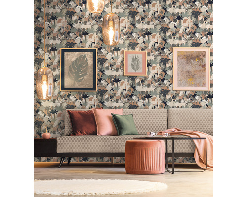 Salon avec papier peint à motifs, canapé, coussins et décorations