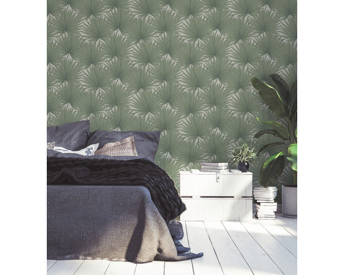 Schlafzimmer mit Bett, Pflanze und Tapete mit Palmenmuster