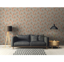Wohnzimmer mit Sofa, Lampe und gemusterter Tapete
