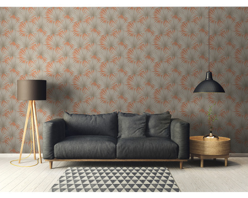 Wohnzimmer mit Sofa, Lampe und gemusterter Tapete