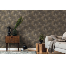 Wohnzimmer mit gemusterter Tapete, Sideboard und Sofa