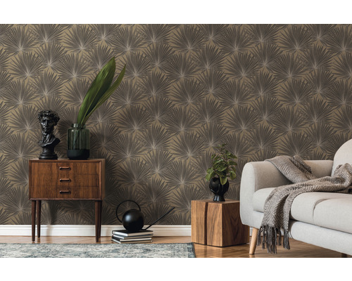 Wohnzimmer mit gemusterter Tapete, Sideboard und Sofa