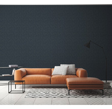 Wohnzimmer mit orangefarbenem Ledersofa, Hocker, Bücherregal, Stehlampe und gemusterter Tapete
