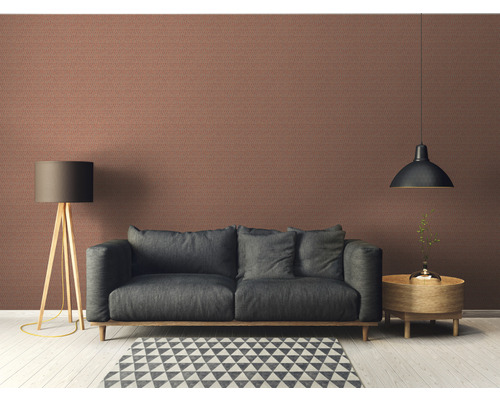 Wohnzimmer mit Sofa, Lampe und gemusterter Tapete