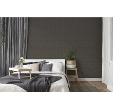 Schlafzimmer mit gemusterter Tapete, Bett und Vorhängen