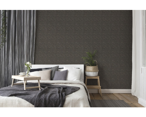 Schlafzimmer mit gemusterter Tapete, Bett und Vorhängen