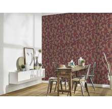 Esszimmer mit gemusterter Tapete, Holztisch und Dekorationen