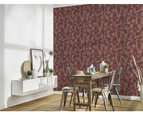 Salle à manger avec papier peint à motifs, table en bois et décorations