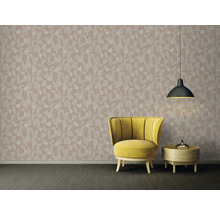 Beispielraum mit gemusterter Tapete, Sessel und Lampe