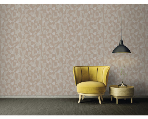 Beispielraum mit gemusterter Tapete, Sessel und Lampe