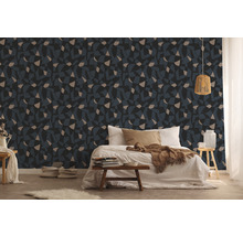 Schlafzimmer mit gemusterter Tapete, Bett und Dekoration