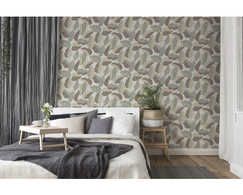 Schlafzimmer mit Blattmuster-Tapete, Bett und Vorhängen