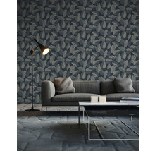 Wohnzimmer mit einer Wandtapete mit Blattmuster hinter einem Sofa