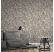 Wohnraum mit floral gemusterter Tapete, Sofa, Stehlampe und Beistelltisch