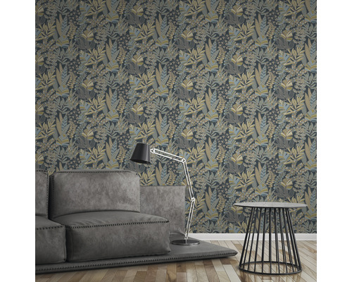 Wohnzimmer mit floral gemusterter Tapete, Sofa, Stehlampe und Beistelltisch