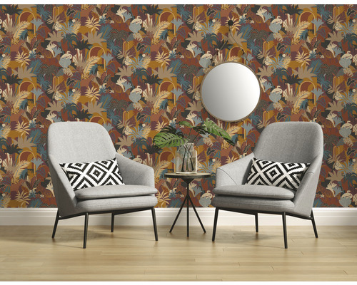 Deux fauteuils devant un mur avec du papier peint jungle à motifs, un miroir rond et une petite table d''appoint avec une plante