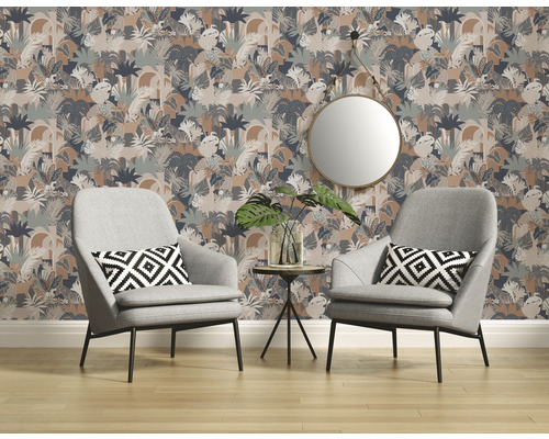 Vue d''une pièce avec papier peint à motif jungle, deux fauteuils gris, un miroir rond et une table d''appoint