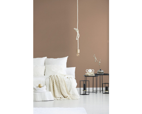 Chambre lumineuse avec lit, tables de chevet et éclairage décoratif