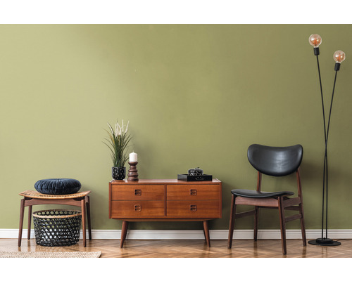 Wohnzimmer mit Kommode, Stuhl, Hocker und Stehlampe