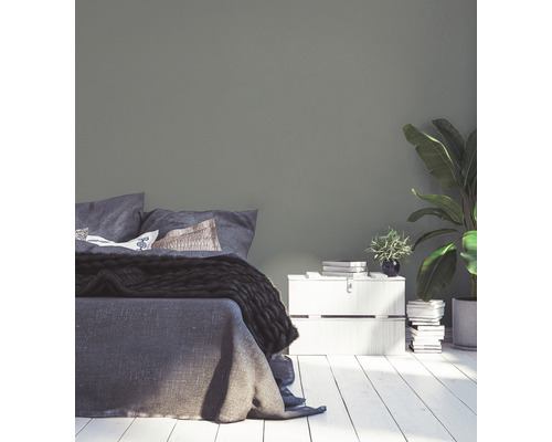 Schlafzimmer mit Bett, Nachttisch und Zimmerpflanzen