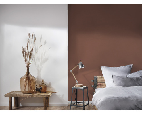 Dekorative Wohnraumgestaltung mit Glasvasen, Trockenblumen und Nachttischlampe in einem Schlafzimmer