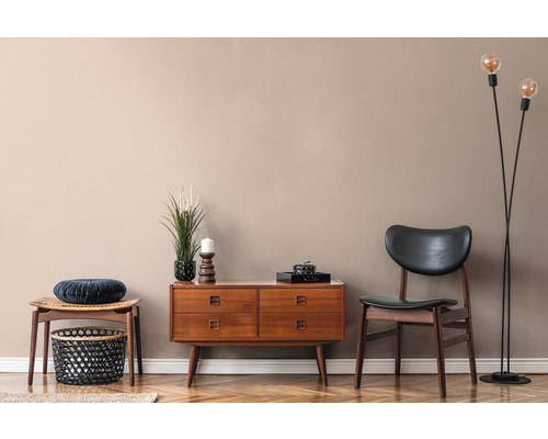 Wohnraum mit Kommode, Stuhl und Stehlampe