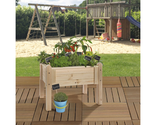 Holz-Hochbeet mit Kräutern und Gemüse im Garten