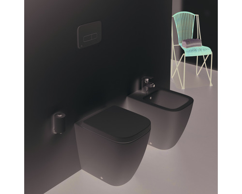 Badezimmer mit wandhängendem WC, Bidet, Betätigungsplatte und Stuhl