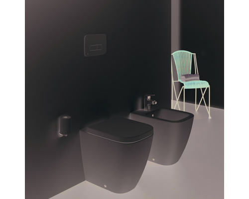 Badezimmer mit wandhängendem WC, Bidet, Betätigungsplatte, Toilettenpapierhalter und Stuhl