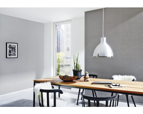 Salle à manger avec table en bois, chaises et suspension