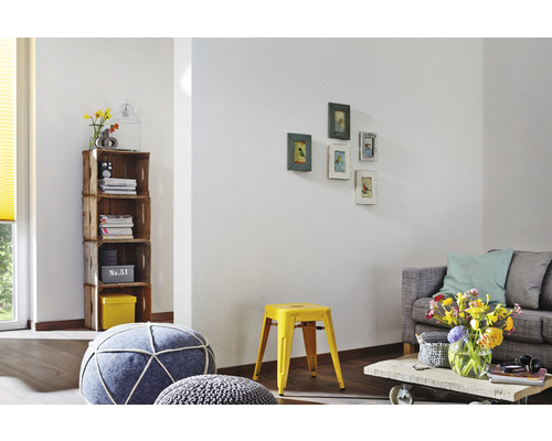 Salon avec étagère en bois, tabourets, canapé et décoration