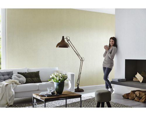 Salon avec canapé, lampadaire et cheminée pour une ambiance chaleureuse