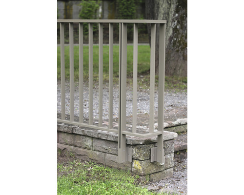 Geländer auf einer Steinmauer