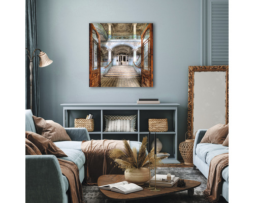 Wohnzimmer mit Leinwandbild einer offenen Tür zu einem Flur mit Treppe