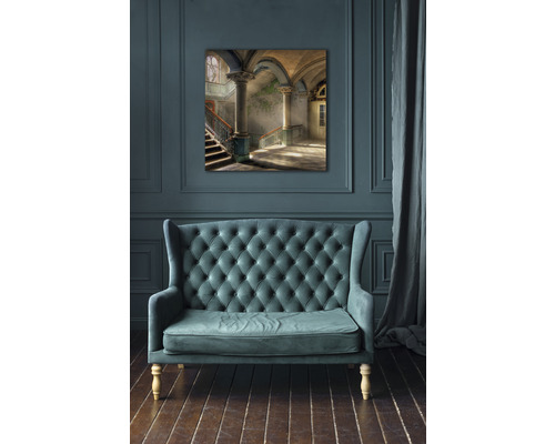 Gemäldeleinwand mit einem Treppenhaus in einem Gebäude über einem Sofa