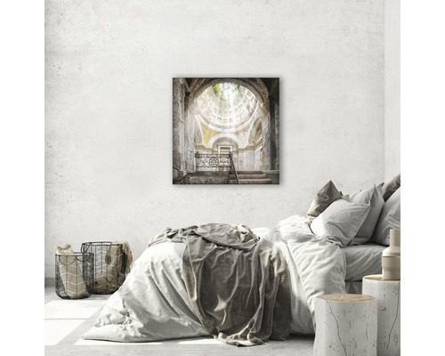 Peinture représentant un bâtiment d''église historique au-dessus d''un lit