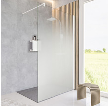 Salle de bains moderne avec paroi de douche en verre et éléments en bois