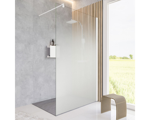 Walk In SCHULTE Alexa Style 2.0 ExpressPlus 120 x 200 cm Profil weiß matt Glasdekor Bodennebel schmutzabweisende Glasbeschichtung Modernes Badezimmer mit Duschabtrennung aus Glas und Holzelementen