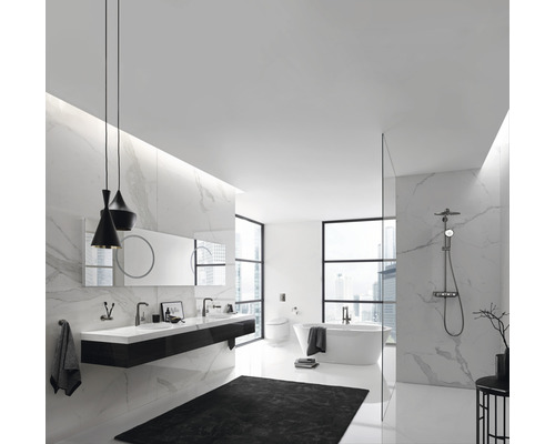 Salle de bain lumineuse avec double vasque, baignoire îlot et grande baie vitrée.