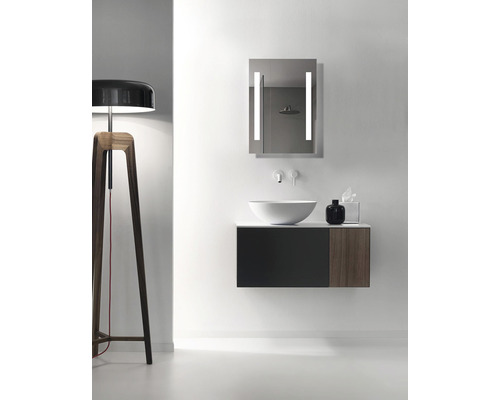 Salle de bains moderne avec lavabo, miroir avec éclairage et lampadaire