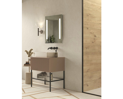 Salle de bain moderne avec meuble-lavabo, miroir et lambris en bois