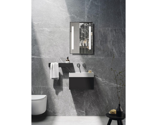 Modernes Badezimmer mit Waschbecken, Spiegelschrank mit Beleuchtung und Toilette