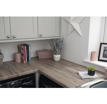 Waschküche mit Arbeitsplatte in Holzoptik, Waschmaschinen und Küchenschränken